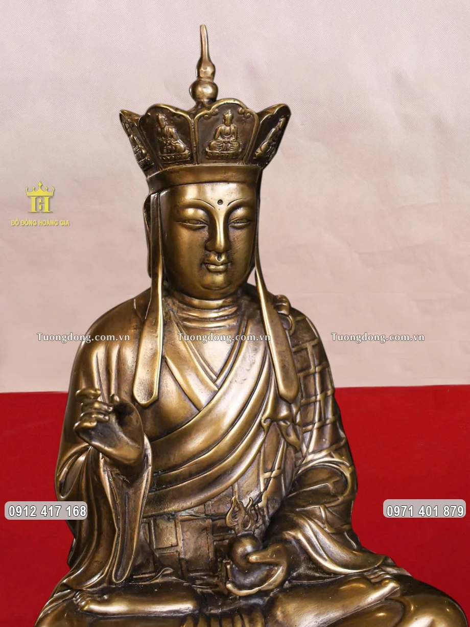 Ngài đội mũ thất Phật, tay cầm ngọc Như ý